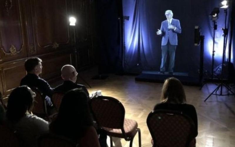 تقنية "هولوغرام" تجسد أساتذة جامعيين أمام طلبتهم بدون حضورهم