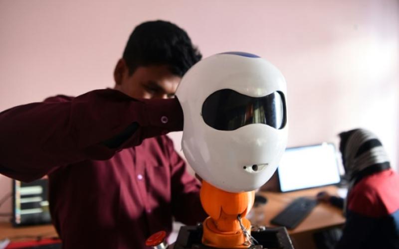 رجل آلي يخدم الزبائن في مطعم ويلتقط معهم الصور (فيديو)