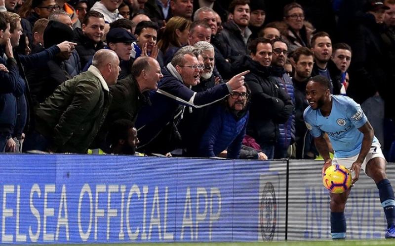 تشيلسي يعاقب 4 مشجعين بسبب رحيم سترلينغ