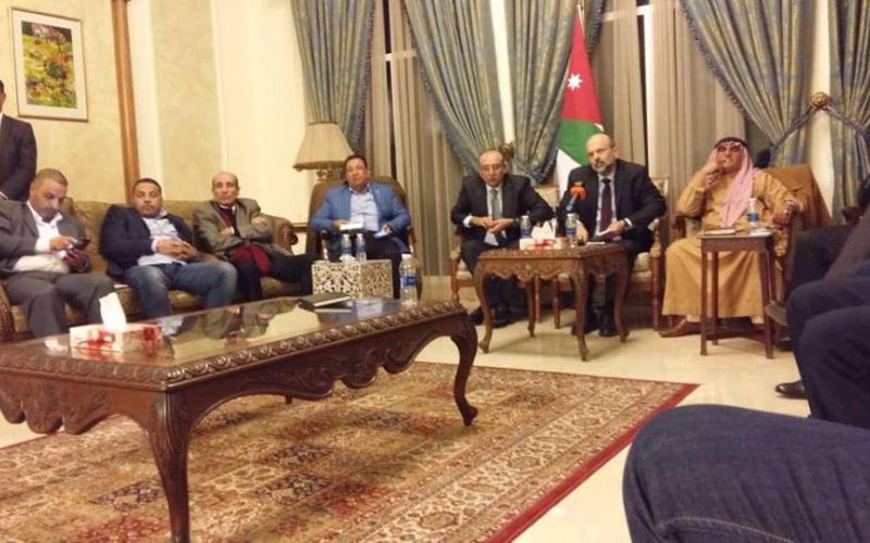 ماذا درا بين الرزاز وناشطين (فيديو)