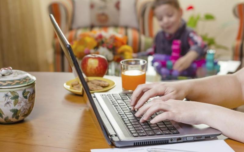 أن تعمل من منزلك بالبيجامة.. كيف يؤثر العمل الحر على صحتك النفسية؟