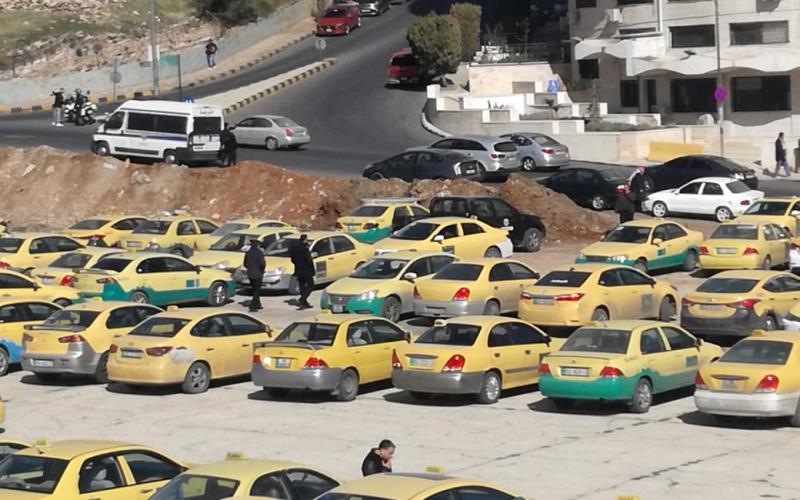 الأصفر يجدد إضرابه المفتوح أمام مجلس النواب