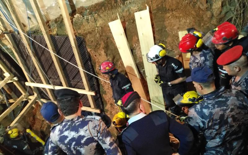 الدفاع المدني ينتشل جثة الشخص الثاني من داخل الحفرة الطينية