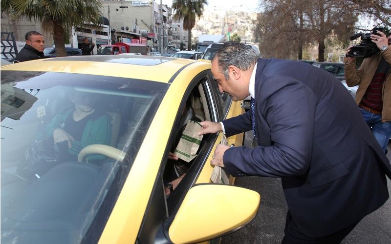 الأمانة تباشر بتوزيع 100 ألف كيس للنفايات مخصصة للمركبات