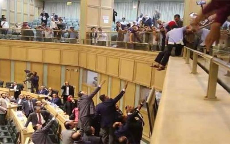 شاب يحاول القفز من شرفات مجلس النواب