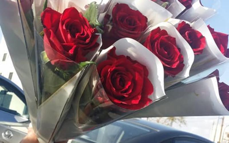 عيد الحب بين إرضاء العاطفة والتجارة