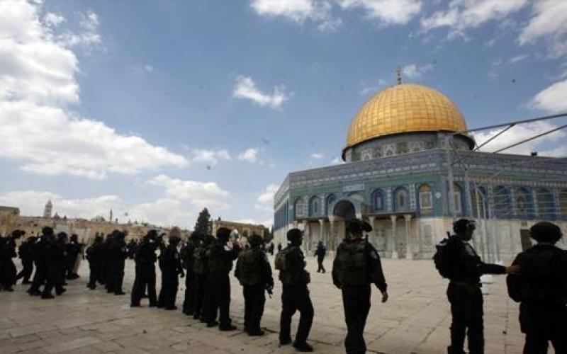 مستوطنون متطرفون يقتحمون باحات الاقصى
