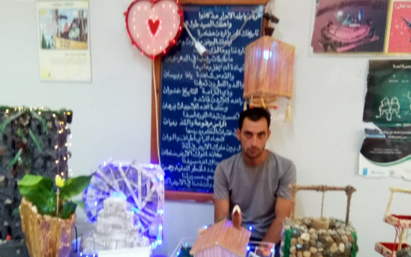 يحيي لاجئ سوري يواجه التحديات بصناعة المجسمات