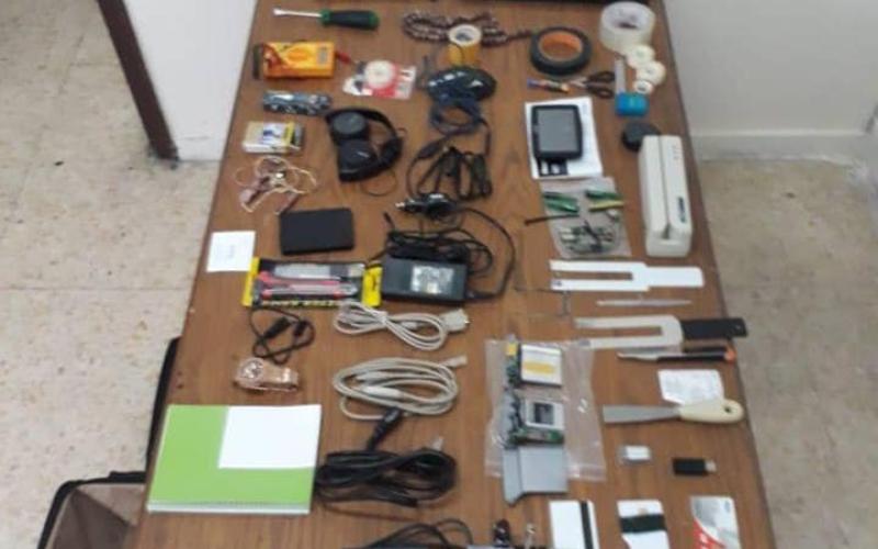 البحث الجنائي يضبط شخصين حاولا تركيب أجهزة ماسحة على صرافات آلية