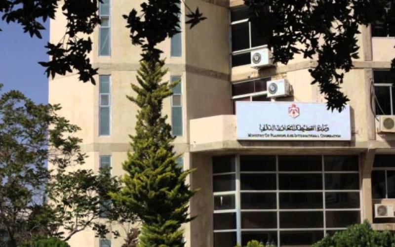 «التخطيط» تكشف تلاعباً برواتب الموظفين وإحالة المتورطين للنائب العام