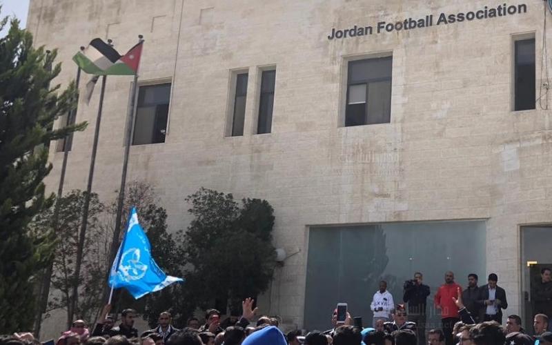 جماهير الفيصلي أمام اتحاد كرة القدم احتجاجاً على عقوبات زهران )