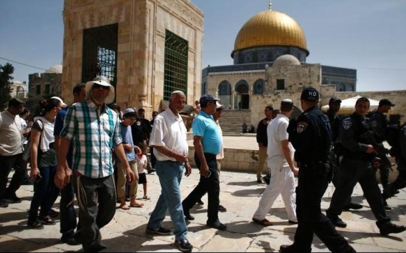 150 مستوطنا يجددون اقتحام الأقصى