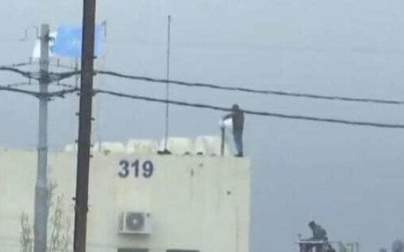 لاجئ سوداني يهدد بالانتحار من سطح مفوضية اللاجئين