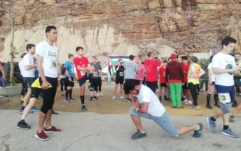 لاجئون سوريون يشاركون في سباق تتابع الركض من البحر الميت إلى البحر الأحمر.
