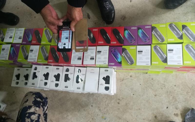 «الجمارك» تحبط تهريب 312 سيجارة الكترونية (صور)