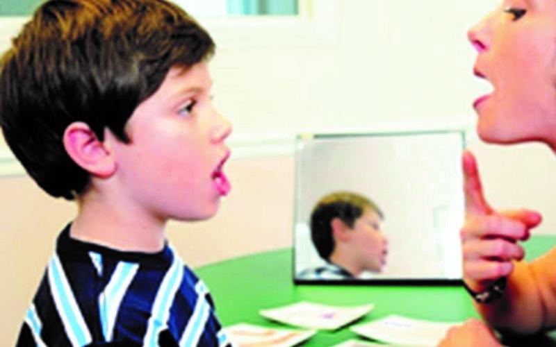 أطفال سوريون يعانون من تأخر وصعوبة في النطق، في ظل غياب العلاج