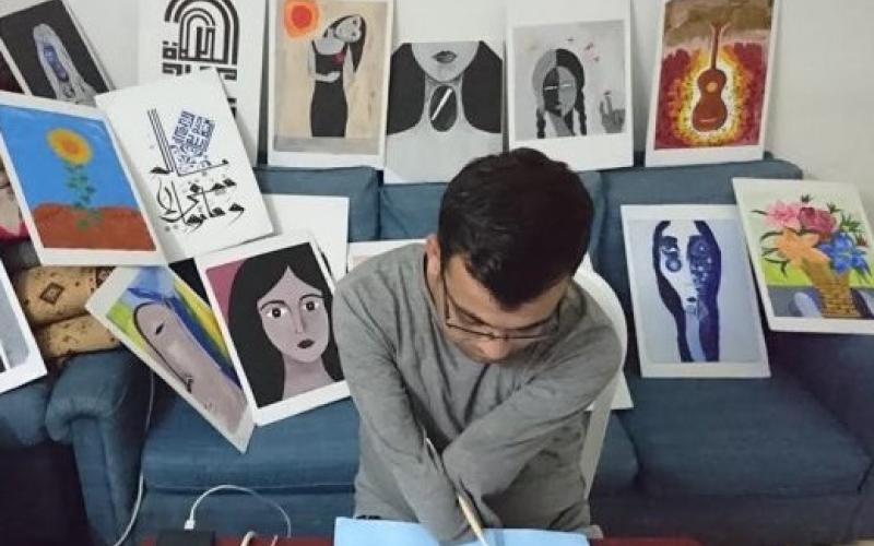 شاب سوري الأول على دفعته في كلية الفنون رغم أنه فاقد لذراعيه