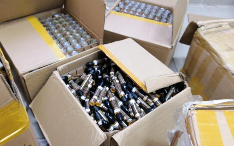 «الجمارك» تحبط تهريب دخان وسجائر الكترونية ولوازمها (صور)