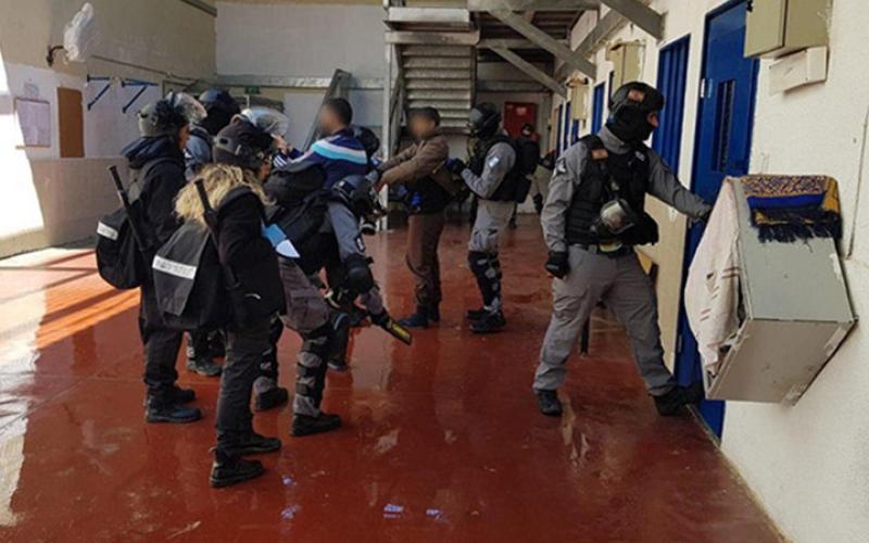 أسرى فلسطينيون يشرعون بإضراب عن الطعام وتوقعات بتوسعه