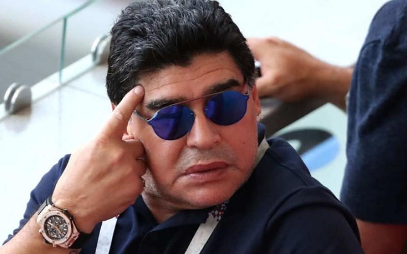 مارادونا يعلن نيته الرحيل عن فريقه بسبب التحكيم