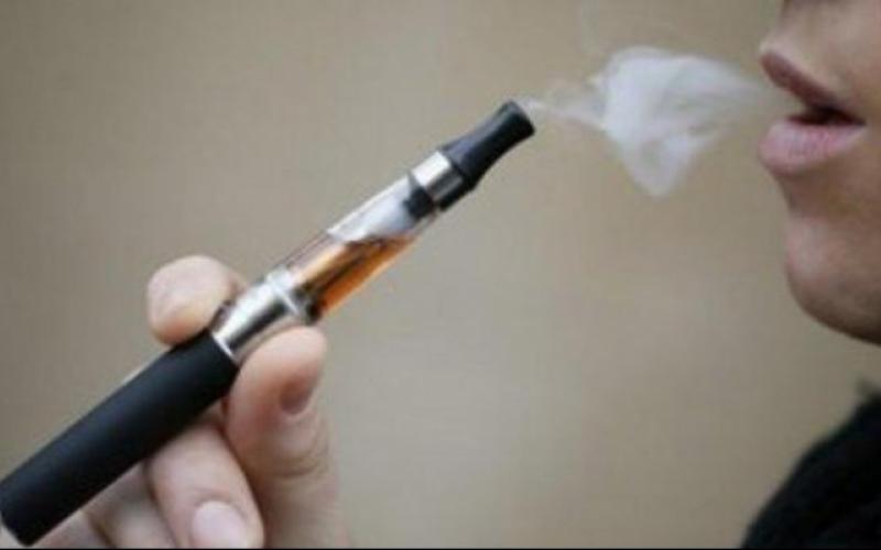 "المستهلك" ترفض توجه الحكومة لـ "قوننة" السجائر الإلكترونية