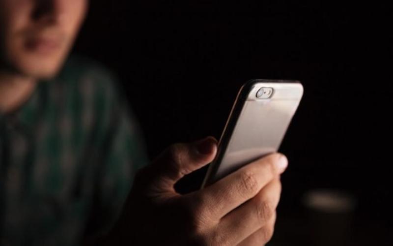 انتبه من هذه العادات... تحدّ من عمر هاتفك