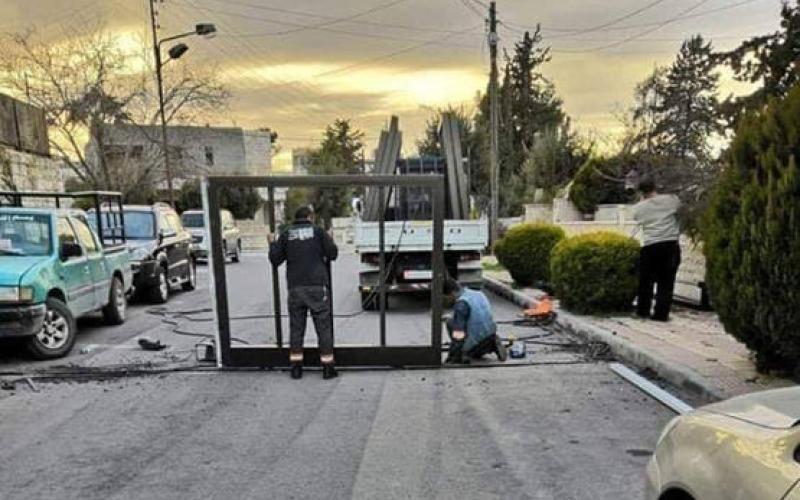 Municipality of Amman removes an iron gate in Shmeisani