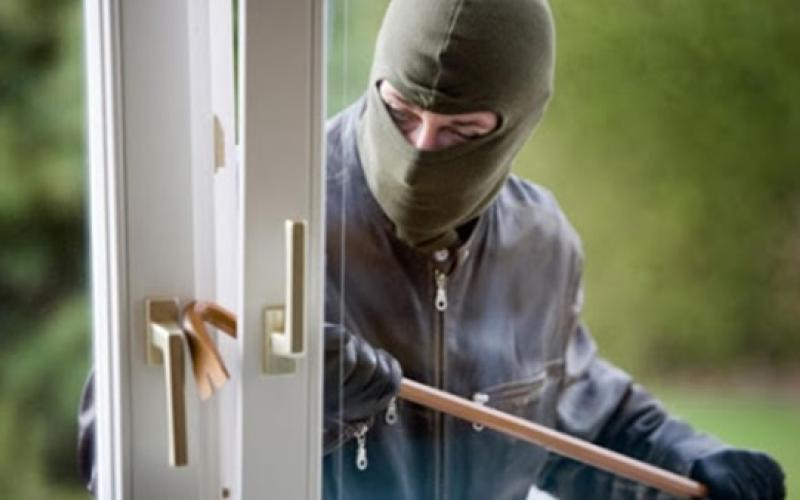 القبض على شخص قام بسرقة 160 الف دينار ومصاغ ذهبية في مادبا