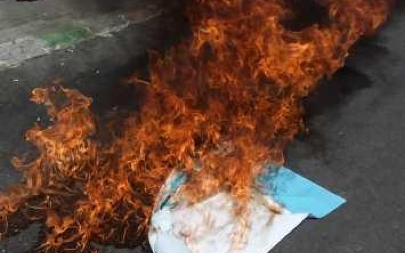 كركيون يحرقون العلم الإسرائيلي ويدينون تكريم رئيس البلدية لسياح إسرائيليين