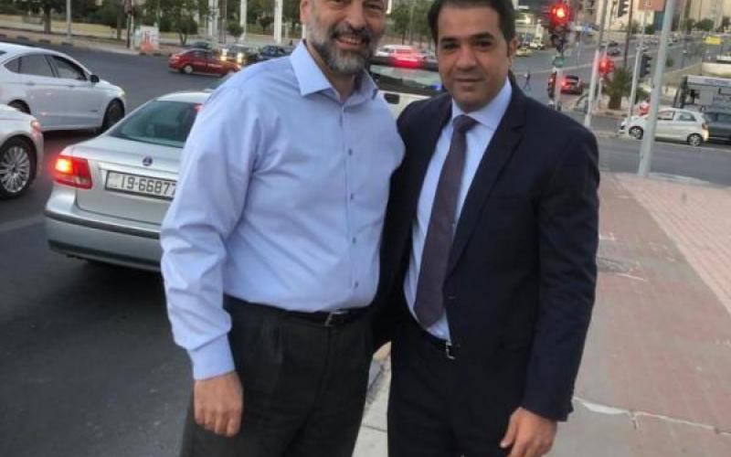 الرزاز يوزع تمرا وماء على المواطنين قبل الافطار في عمان (فيديو)