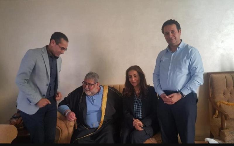 محمد أبو رمان وجمانة غنيمات يعودان الشاعرَ والكاتب أمجد ناصر في بيته (صورة)