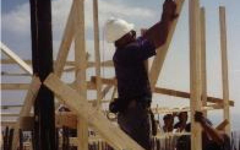 مواقف متباينة لاتحاد العمال من قرار رفع الأسعار