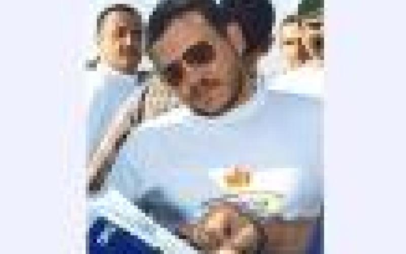 الملك يتبرع بنفقات 23 شاشة عرض لمتابة كأس العالم