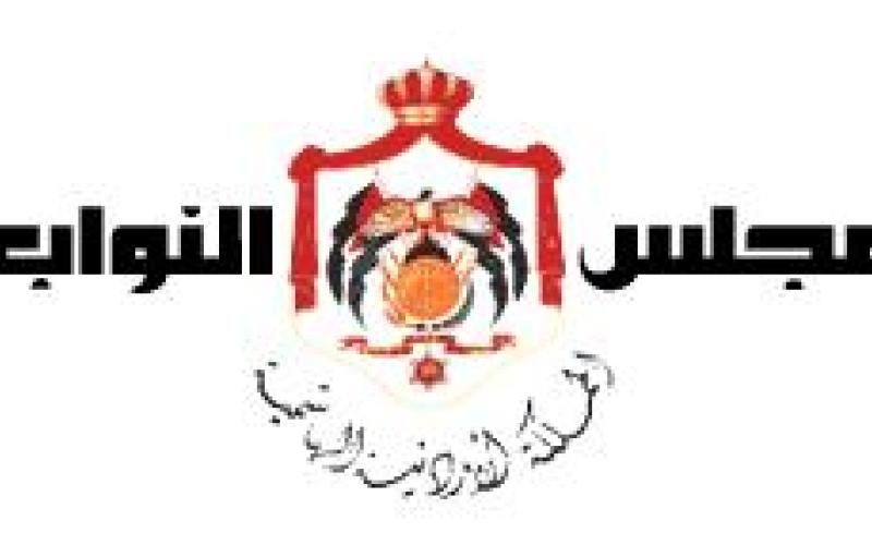 طلبة كليات المجتمع يعتصمون أمام مجلس النواب