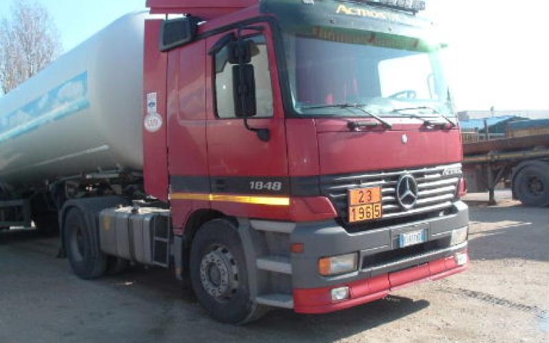 6 شاحنات أردنية عالقة على الحدود السورية