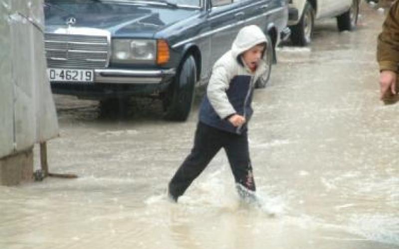 غزارة الأمطار تتسبب في تأخر عملية تصريف مياه الأمطار...(فيديو)