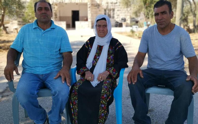 الجدة مفتية طليب في قرية بيت عور والي يمينها خال راشدة بسام والى اليسار احمد. تصوير فارس مالك/تلقزيون وطن 