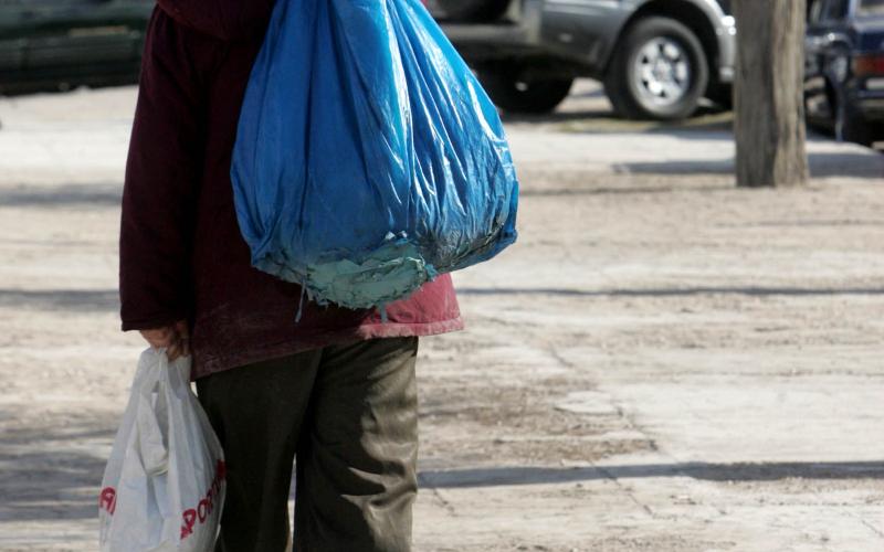 أحد الفقراء أثناء جمع العلب المعدنية في شواع عمان