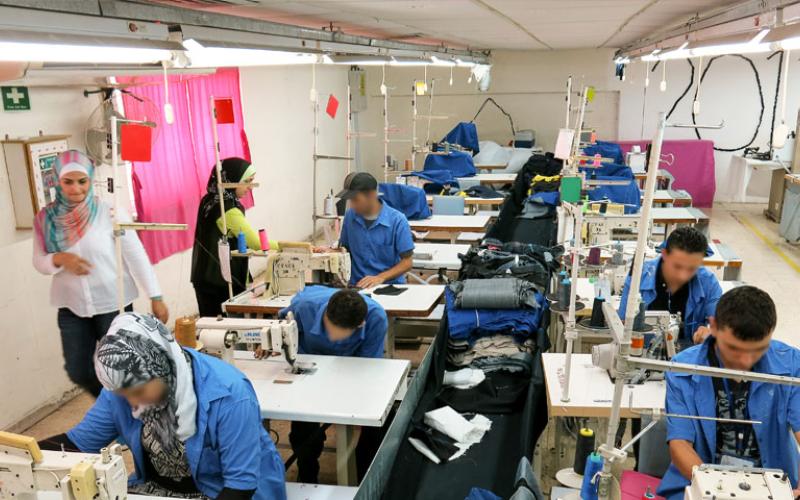 عمال سوريون في معمل ألبسة في الأردن 28 تموز 2016 (الانترنت)