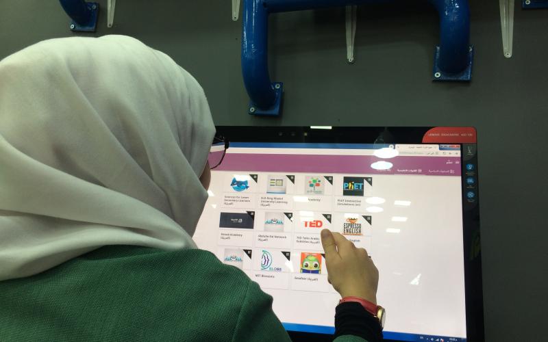 طالبة سورية في أحد مراكز الخدمة المجتمعية التابعة للمفوضية- عمان نت