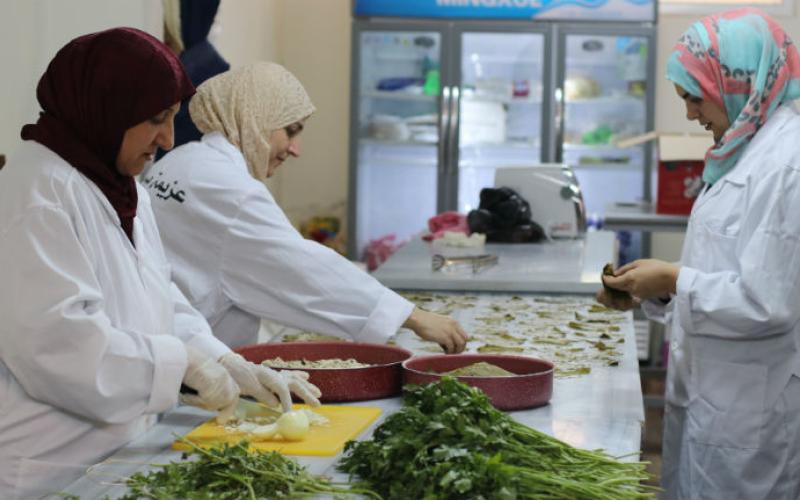 السيدة السورية نوال الفهد تعمل إلى جانب سيدتين في المطبخ الإنتاجي، الذي أسسته مع شريكاتها 