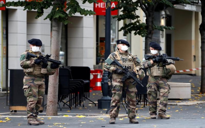 جنود فرنسيون يؤمنون كنيسة نوتردام في نيس، 29 تشرين الأول/أكتوبر 2020. (أ ف ب)