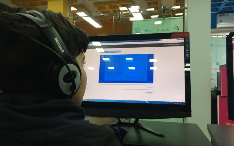 طالب سوري يتابع تعليمه عبر منصة كوليبري الإلكترونية ( أغيد أبو زايد- عمان نت 8/4/2019)