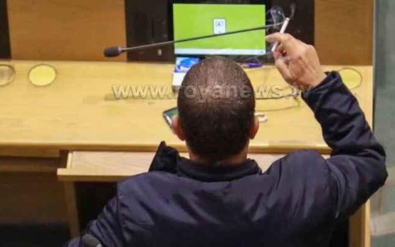 صورة لمراسل رؤيا للنائب عبيدات وهو يدخن