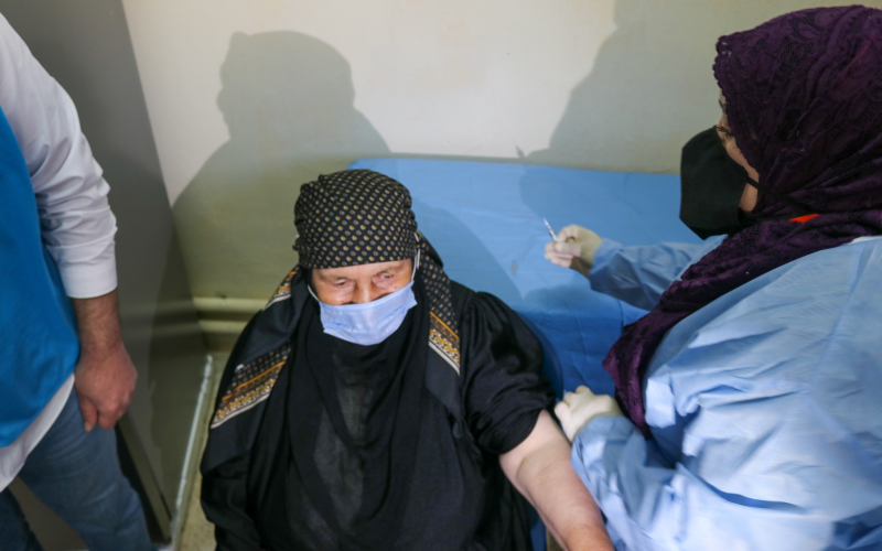 لاجئة سورية تتلقى لقاح كورونا في المركز الصحي بمدينة المفرق (المفوضية)