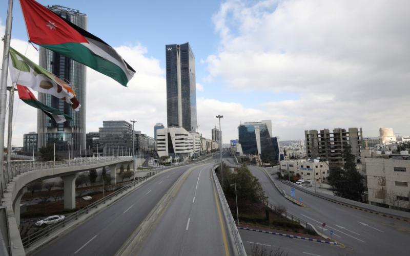 شارع رئيسي في عمّان يخلو من المركبات؛ بسبب حظر تجول فرضته الحكومة للوقاية من فيروس كورونا. (محمد حامد / رويترز)