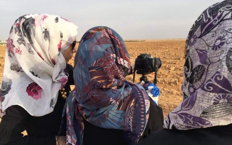 خالدية علي وإلى يمينها زميلاتها، خلال تصوير الفيلم الثاني 