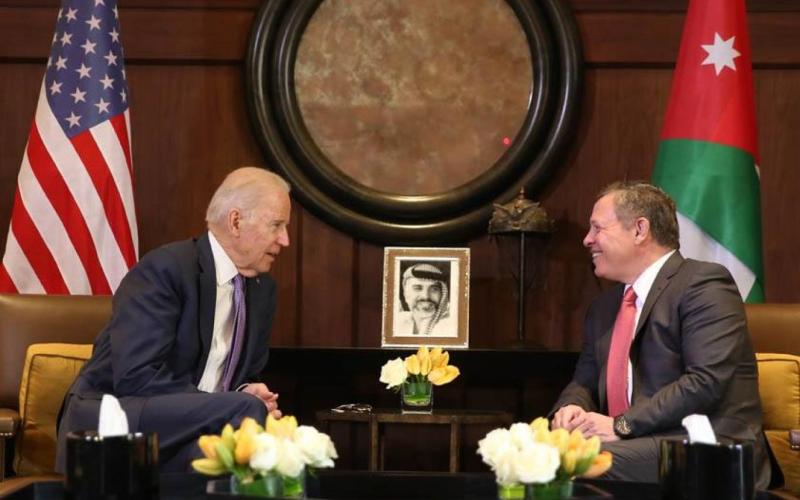 الملك عبد الله الثاني مستقبلاً جو بايدن عام 2016