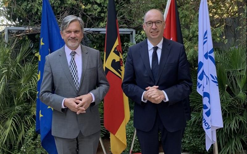 وزير الدولة في وزارة الخارجية الاتحادية الألمانية، السيد نيلز أنين، والممثل القُطري للمفوضية السامية للأمم المتحدة لشؤون اللاجئين (UNHCR)، السيد دومينيك بارتش