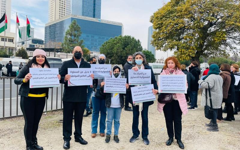 Feminists are protesting in front of the House of Representatives to support the amendment of Article VI of the Constitution